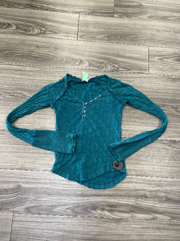 women's tops with ruffled hemsTop Long Sleeve By We The Free In Blue, Size: S