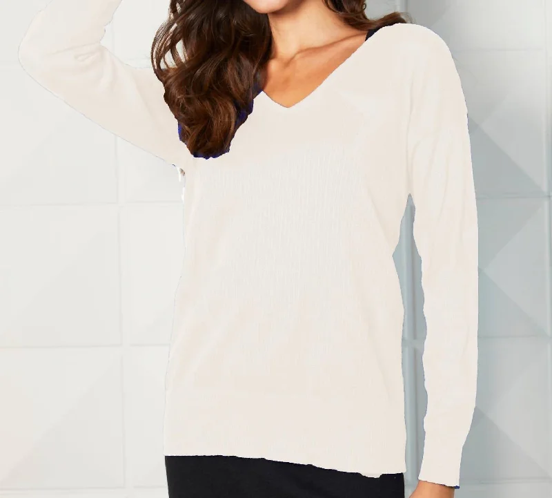 Thick Turtle-Neck Wool SweatersLightweight V-Neck Star Top In White